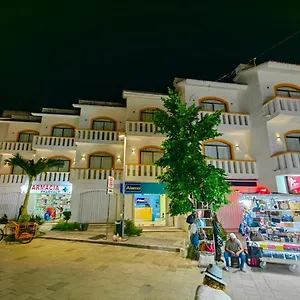 https://clara.quintano-roohotels.com